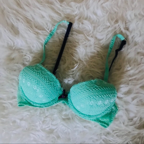 Victoria's Secret Other - VICTORIAS SECRET pout lightly lined plunge bra 32B